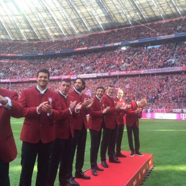 Gli ex campioni del Bayern ringraziano con un applauso il pubblico che ha tributato loro una standing ovation